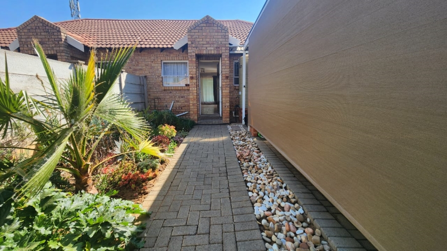 2 Bedroom Property for Sale in Langenhovenpark Free State